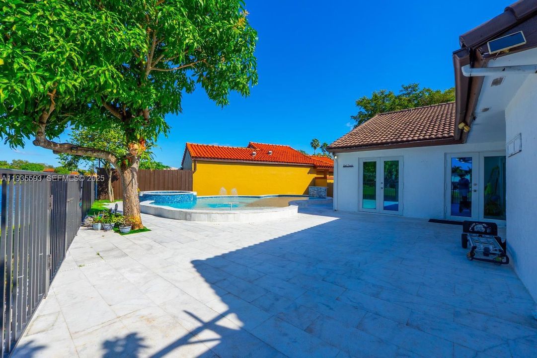 For Rent: $3,900 (3 beds, 2 baths, 1211 Square Feet)