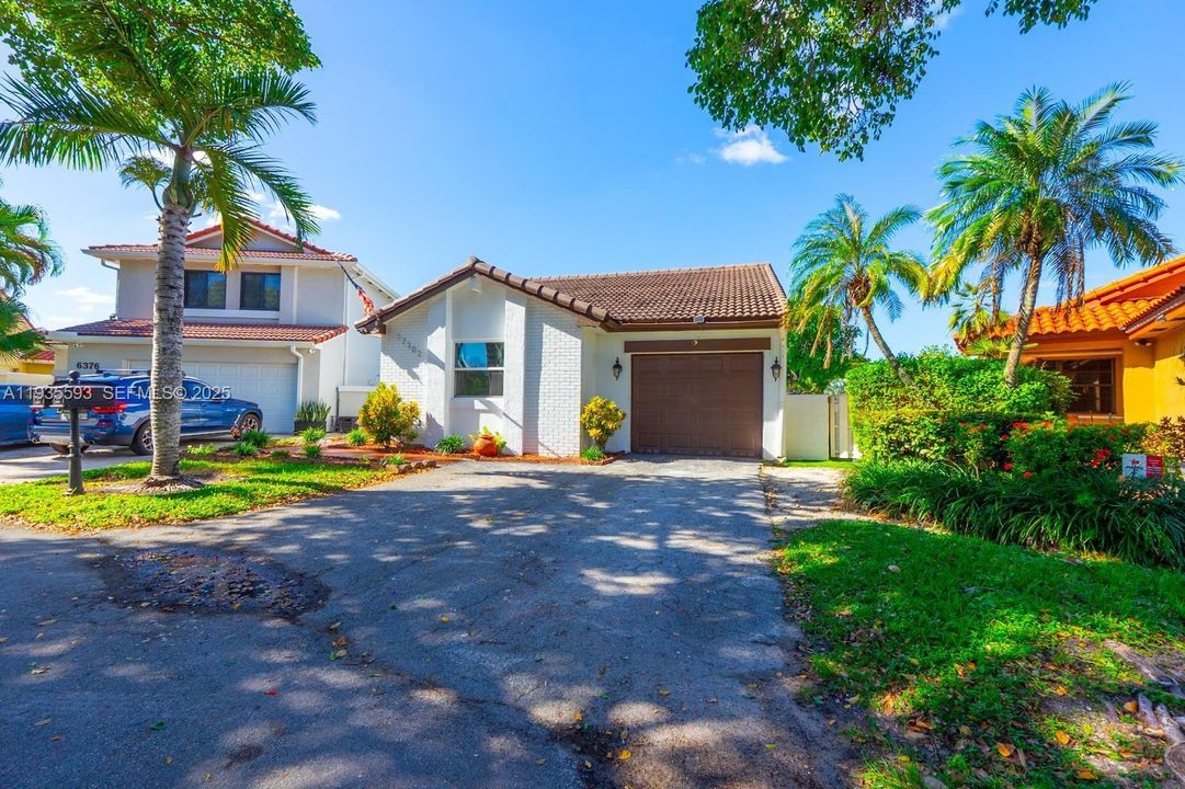 For Rent: $3,900 (3 beds, 2 baths, 1211 Square Feet)