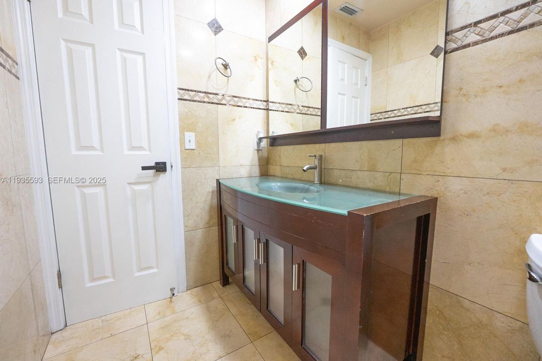 For Rent: $3,900 (3 beds, 2 baths, 1211 Square Feet)