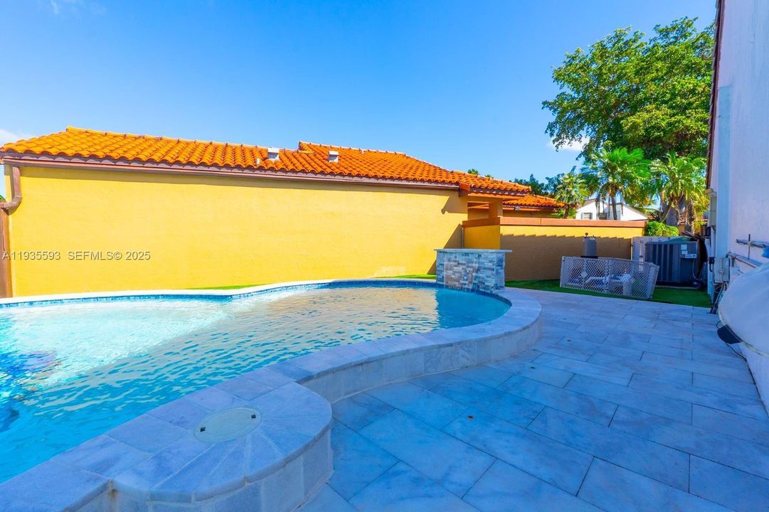 For Rent: $3,900 (3 beds, 2 baths, 1211 Square Feet)