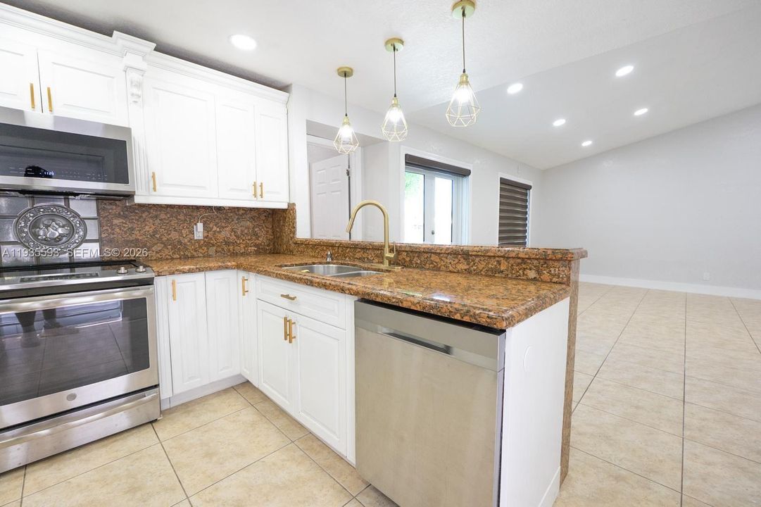 В аренду: $3,900 (3 спален, 2 ванн, 1211 Квадратных фут)