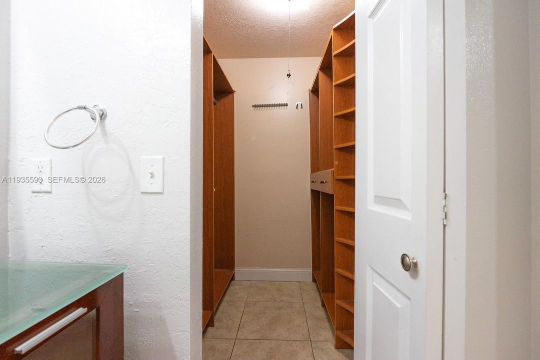 В аренду: $3,900 (3 спален, 2 ванн, 1211 Квадратных фут)