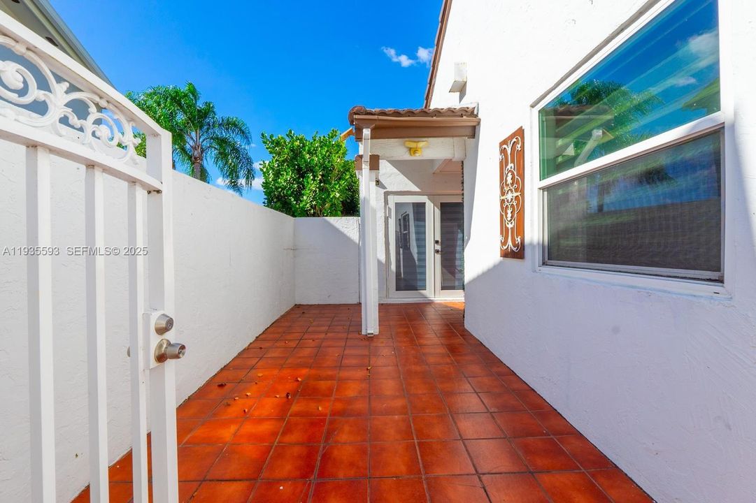 For Rent: $3,900 (3 beds, 2 baths, 1211 Square Feet)