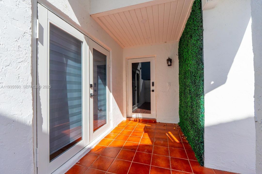 For Rent: $3,900 (3 beds, 2 baths, 1211 Square Feet)