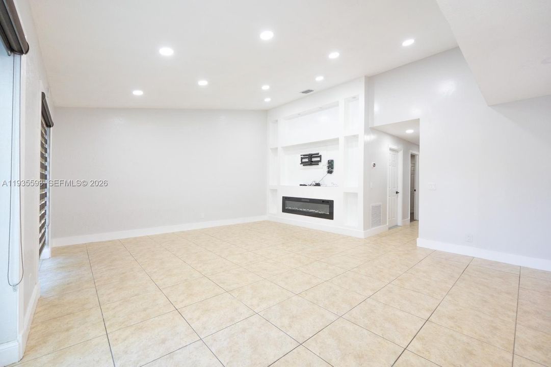 В аренду: $3,900 (3 спален, 2 ванн, 1211 Квадратных фут)