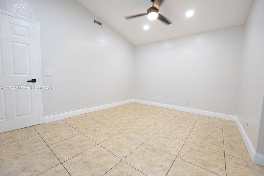 В аренду: $3,900 (3 спален, 2 ванн, 1211 Квадратных фут)