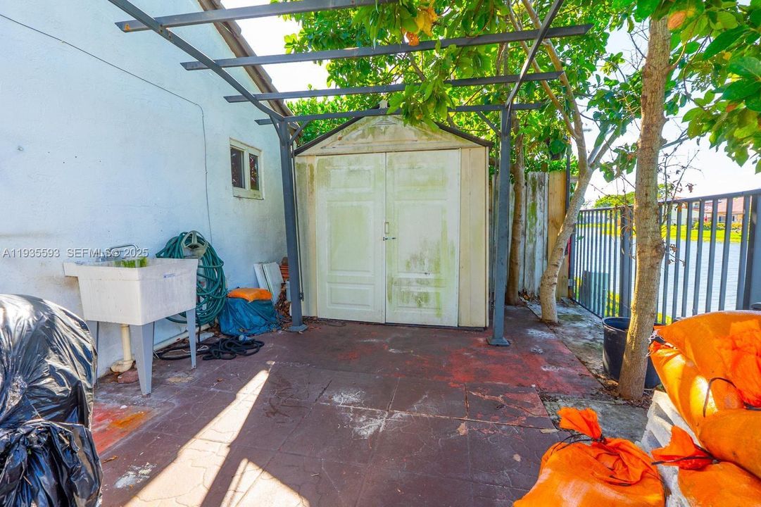 For Rent: $3,900 (3 beds, 2 baths, 1211 Square Feet)