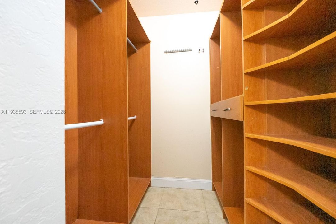 В аренду: $3,900 (3 спален, 2 ванн, 1211 Квадратных фут)