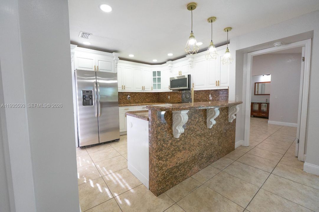 В аренду: $3,900 (3 спален, 2 ванн, 1211 Квадратных фут)