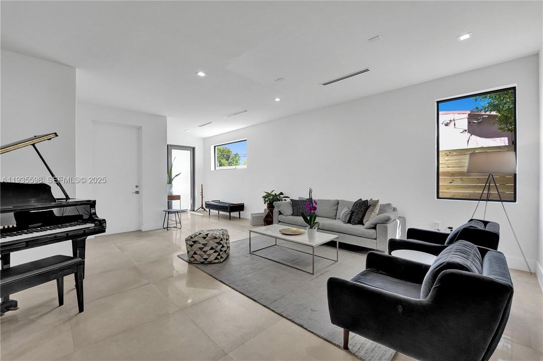 En Renta: $8,750 (3 camas, 2 baños, 2372 Pies cuadrados)