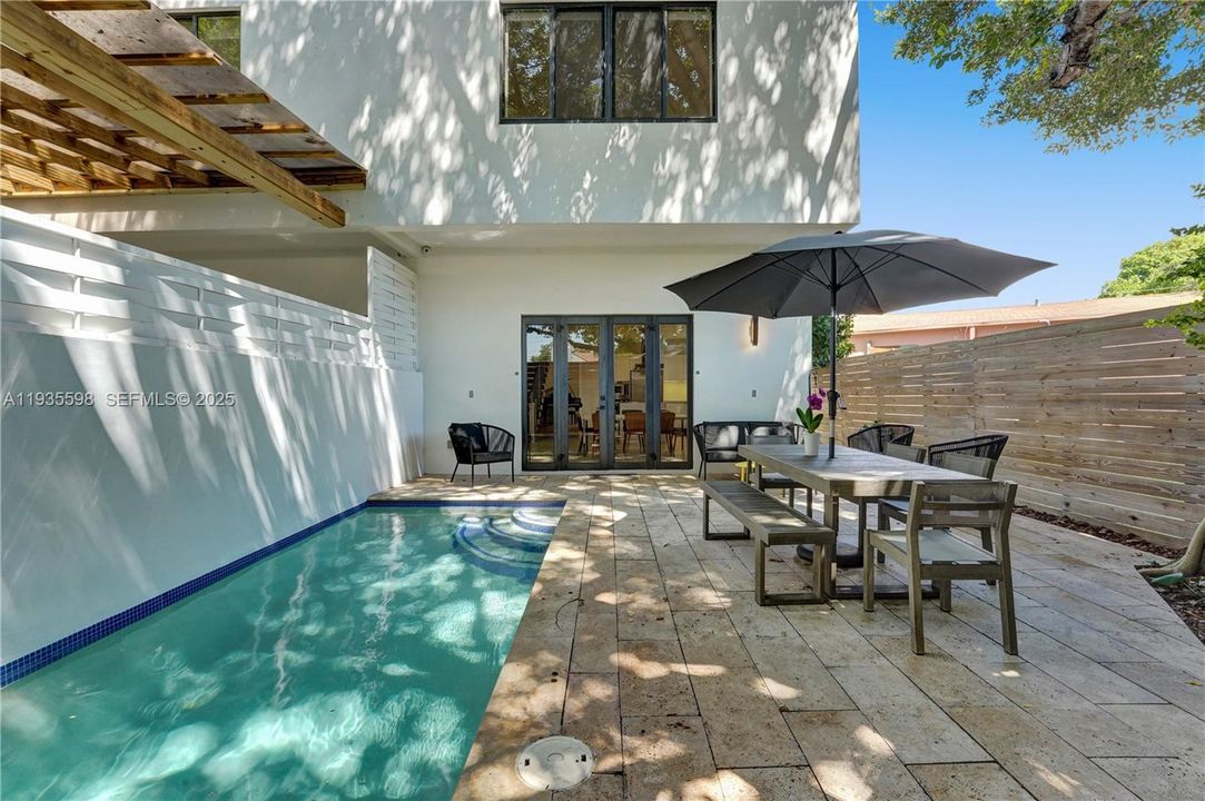 En Renta: $8,750 (3 camas, 2 baños, 2372 Pies cuadrados)