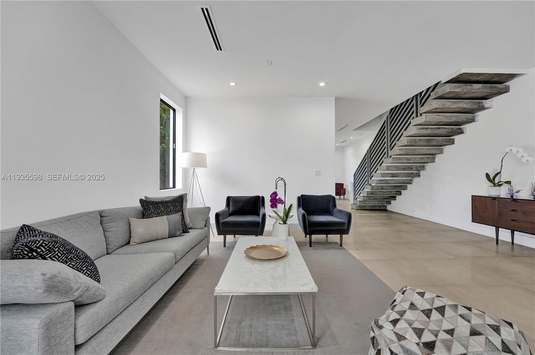 En Renta: $8,750 (3 camas, 2 baños, 2372 Pies cuadrados)