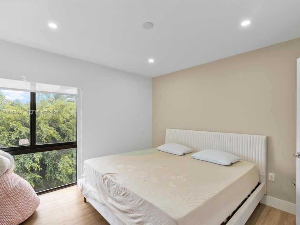 出租: $6,000 (3 贝兹, 3 浴室, 1600 平方英尺)