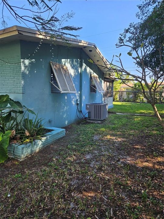 На продажу: $380,000 (2 спален, 1 ванн, 975 Квадратных фут)