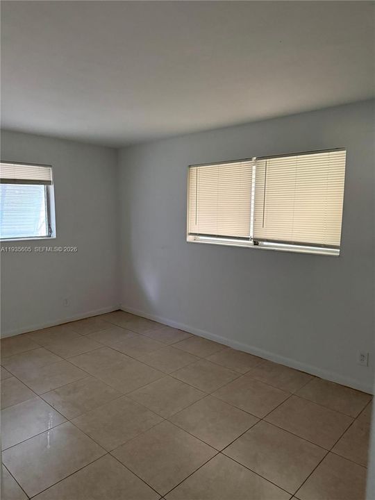 На продажу: $380,000 (2 спален, 1 ванн, 975 Квадратных фут)