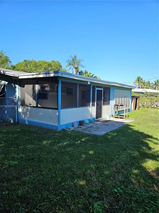 На продажу: $380,000 (2 спален, 1 ванн, 975 Квадратных фут)