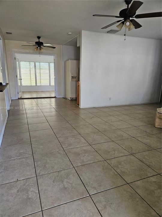 На продажу: $380,000 (2 спален, 1 ванн, 975 Квадратных фут)