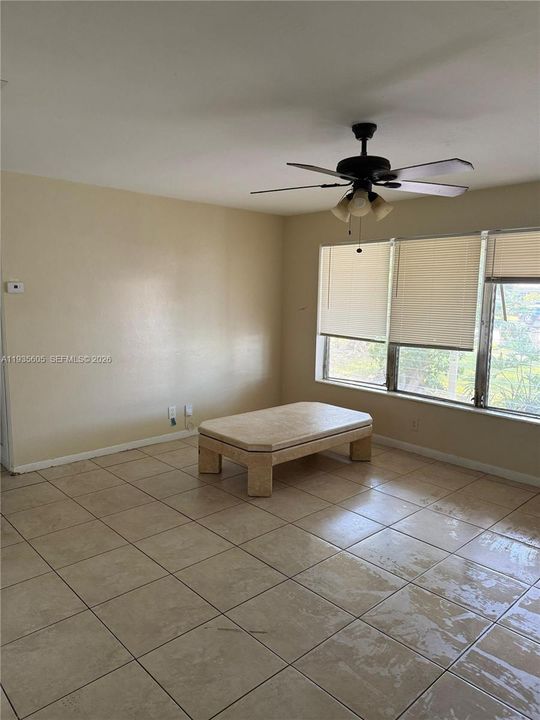 На продажу: $380,000 (2 спален, 1 ванн, 975 Квадратных фут)