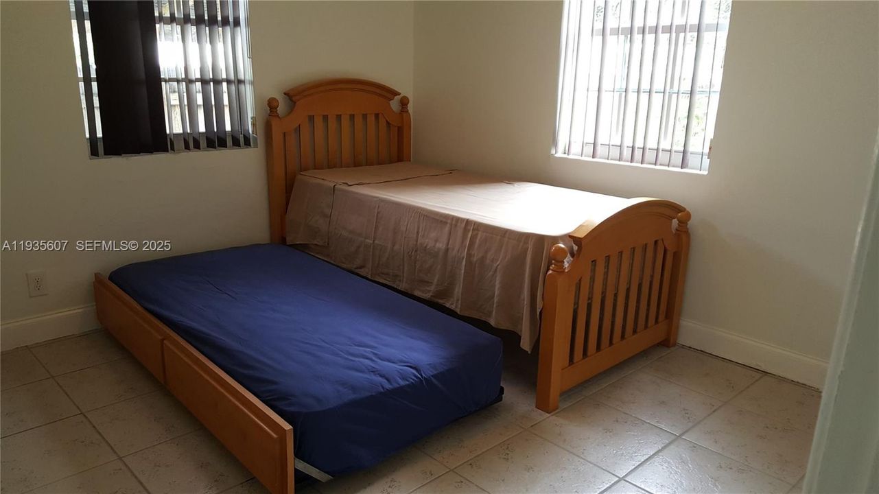 出租: $2,800 (3 贝兹, 2 浴室, 900 平方英尺)