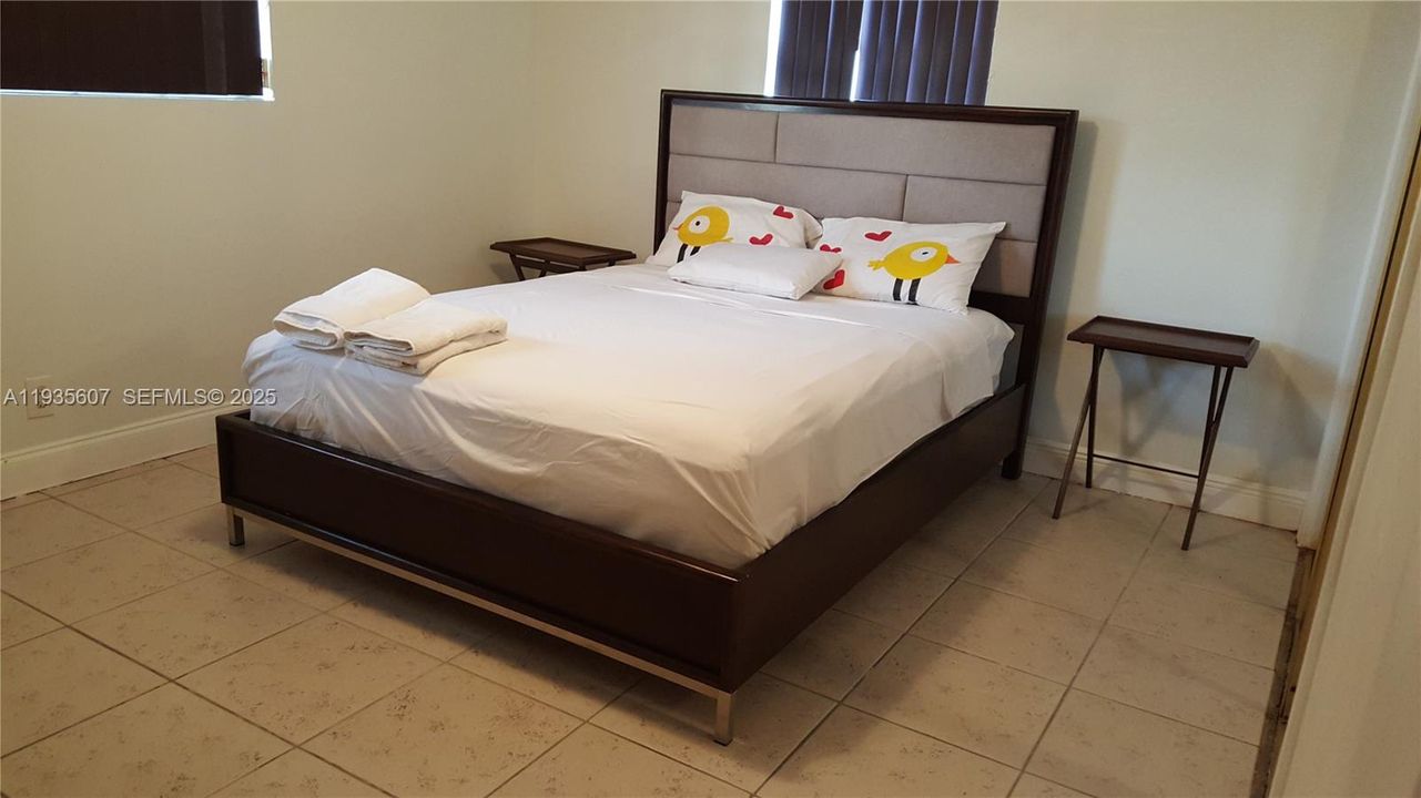 出租: $2,800 (3 贝兹, 2 浴室, 900 平方英尺)