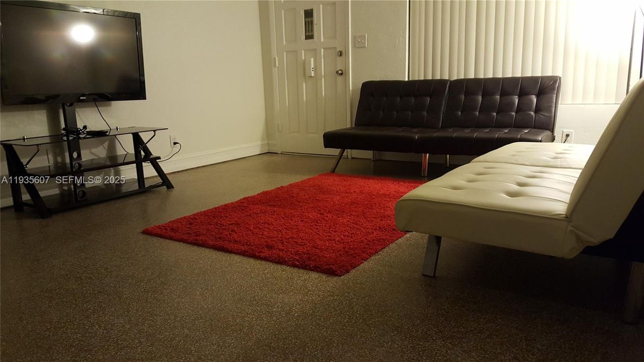 出租: $2,800 (3 贝兹, 2 浴室, 900 平方英尺)