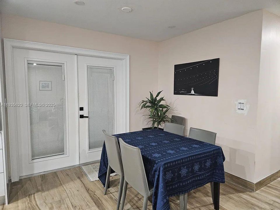 待售: $625,000 (3 贝兹, 2 浴室, 1008 平方英尺)