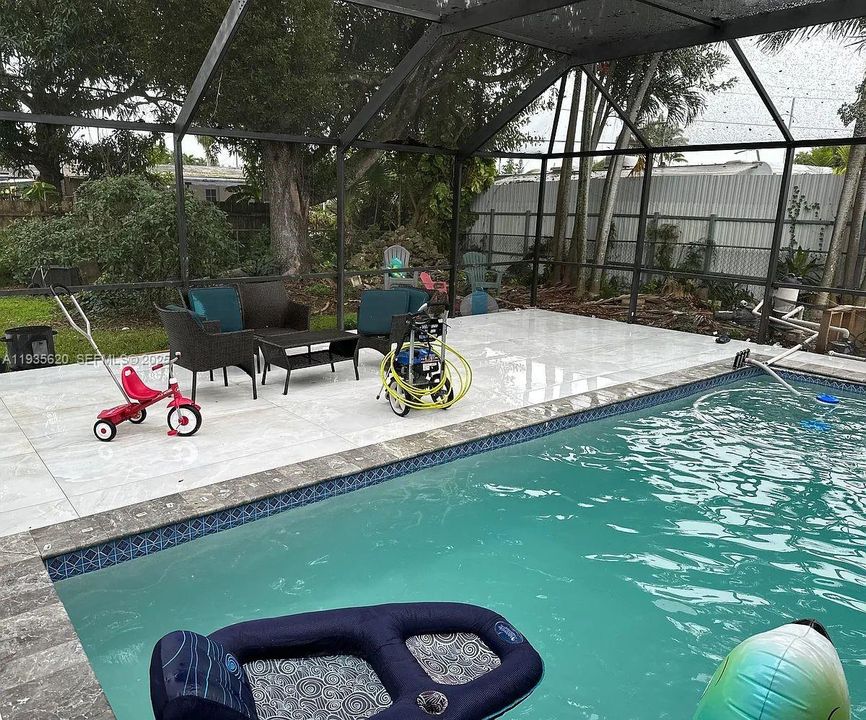 待售: $625,000 (3 贝兹, 2 浴室, 1008 平方英尺)