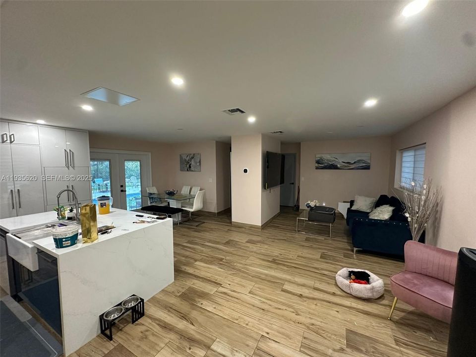 待售: $625,000 (3 贝兹, 2 浴室, 1008 平方英尺)