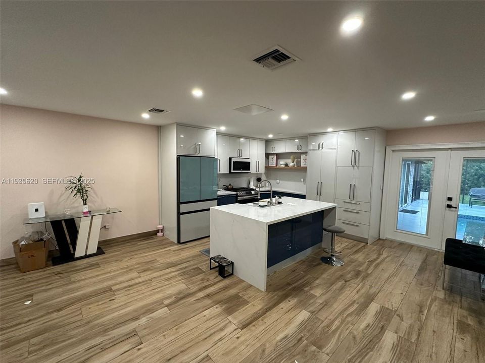 待售: $625,000 (3 贝兹, 2 浴室, 1008 平方英尺)