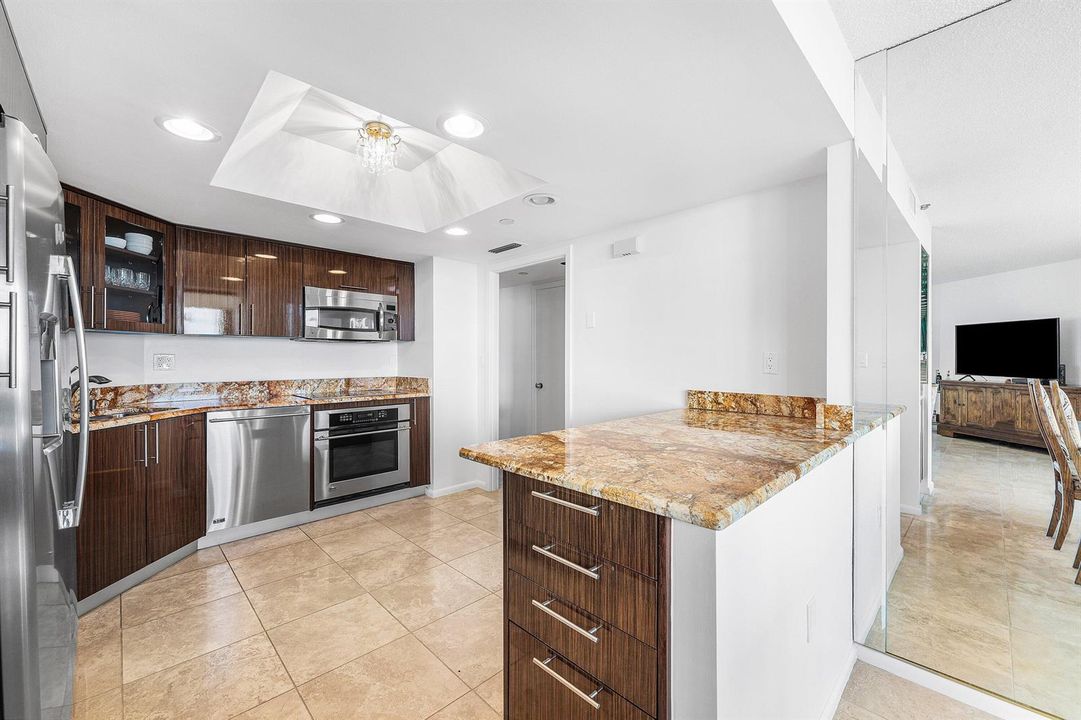 Kitchen w/ Peninsula