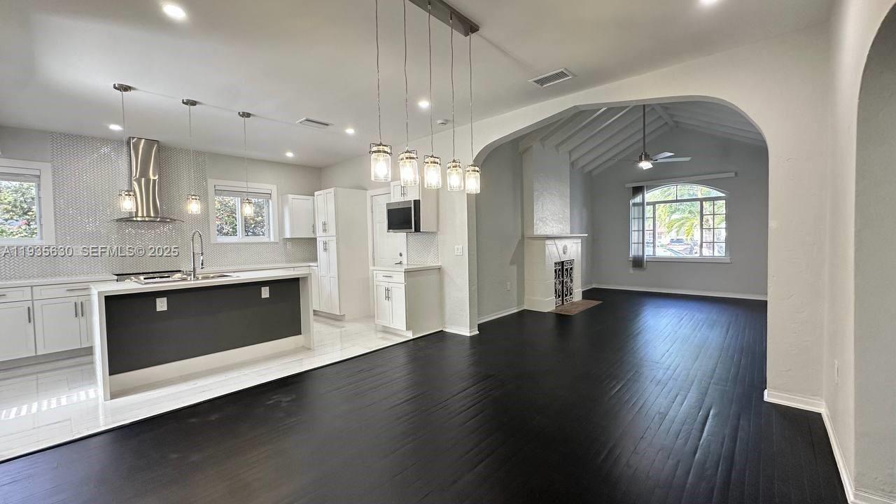 出租: $3,950 (2 贝兹, 1 浴室, 1405 平方英尺)