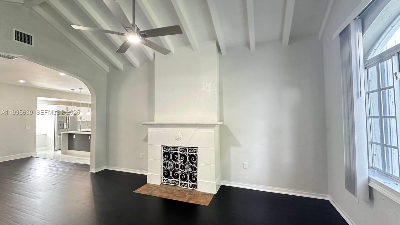 出租: $3,950 (2 贝兹, 1 浴室, 1405 平方英尺)