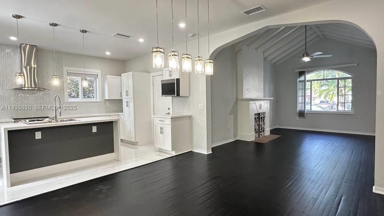 出租: $3,950 (2 贝兹, 1 浴室, 1405 平方英尺)