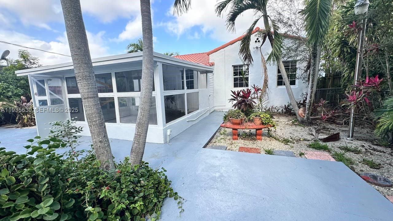 出租: $3,950 (2 贝兹, 1 浴室, 1405 平方英尺)