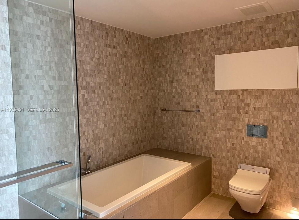 For Rent: $7,190 (3 beds, 3 baths, 1677 Square Feet)