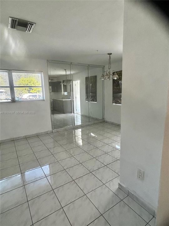 出租: $1,800 (2 贝兹, 1 浴室, 807 平方英尺)