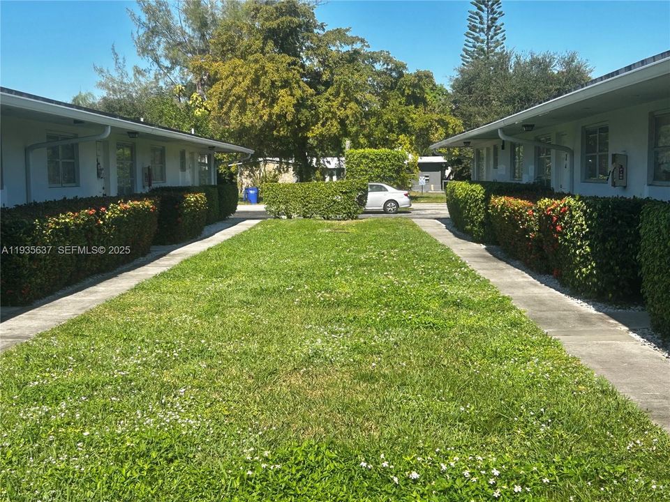 出租: $1,800 (2 贝兹, 1 浴室, 807 平方英尺)