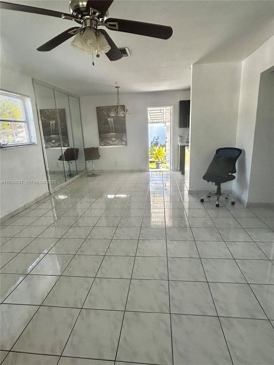 出租: $1,800 (2 贝兹, 1 浴室, 807 平方英尺)