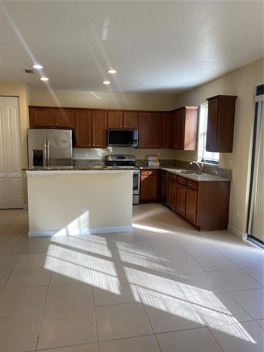 В аренду: $4,500 (4 спален, 3 ванн, 1714 Квадратных фут)