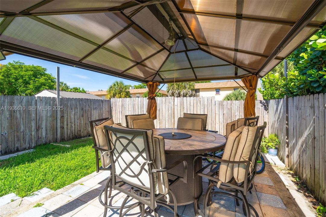 En Venta: $580,000 (4 camas, 2 baños, 2025 Pies cuadrados)