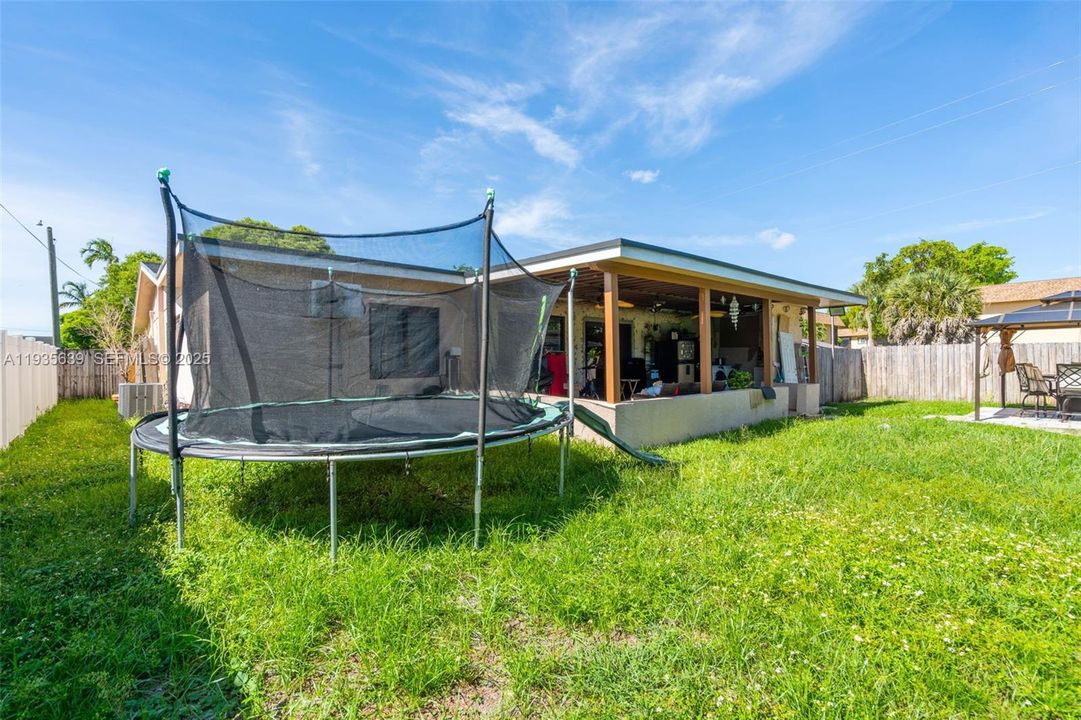 En Venta: $580,000 (4 camas, 2 baños, 2025 Pies cuadrados)