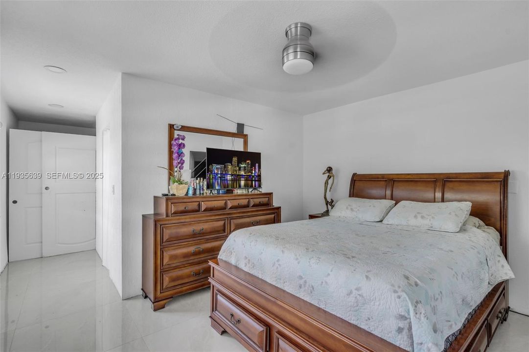 En Venta: $580,000 (4 camas, 2 baños, 2025 Pies cuadrados)