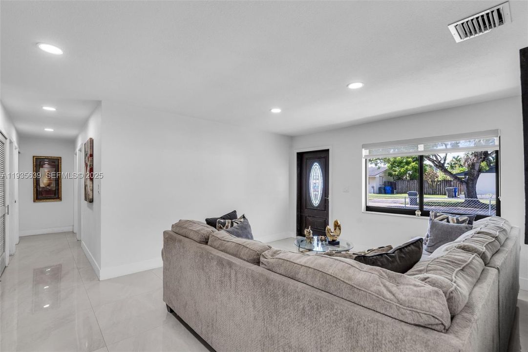 En Venta: $580,000 (4 camas, 2 baños, 2025 Pies cuadrados)