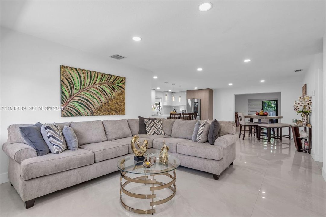 En Venta: $580,000 (4 camas, 2 baños, 2025 Pies cuadrados)