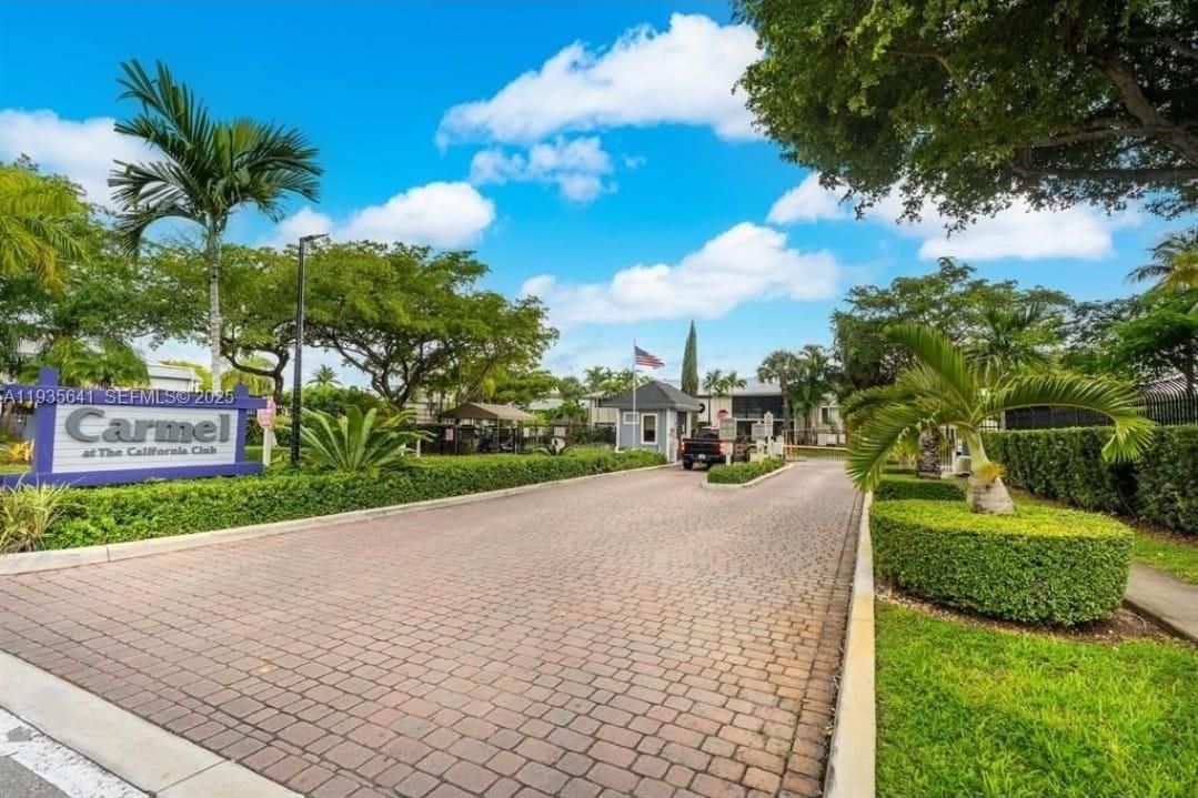 В аренду: $2,200 (2 спален, 2 ванн, 907 Квадратных фут)