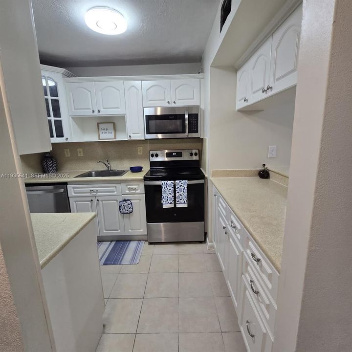 В аренду: $2,200 (2 спален, 2 ванн, 907 Квадратных фут)