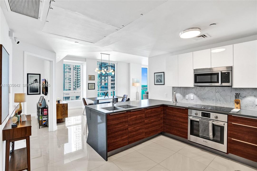 For Sale: $876,000 (2 beds, 2 baths, 1191 Square Feet)