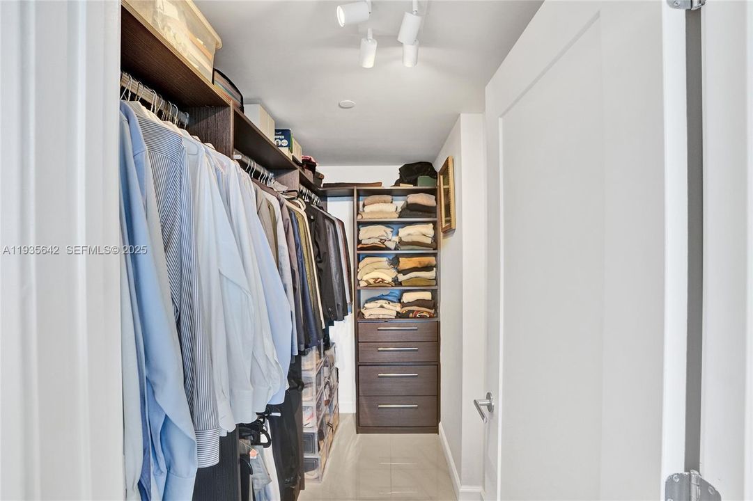 For Sale: $876,000 (2 beds, 2 baths, 1191 Square Feet)