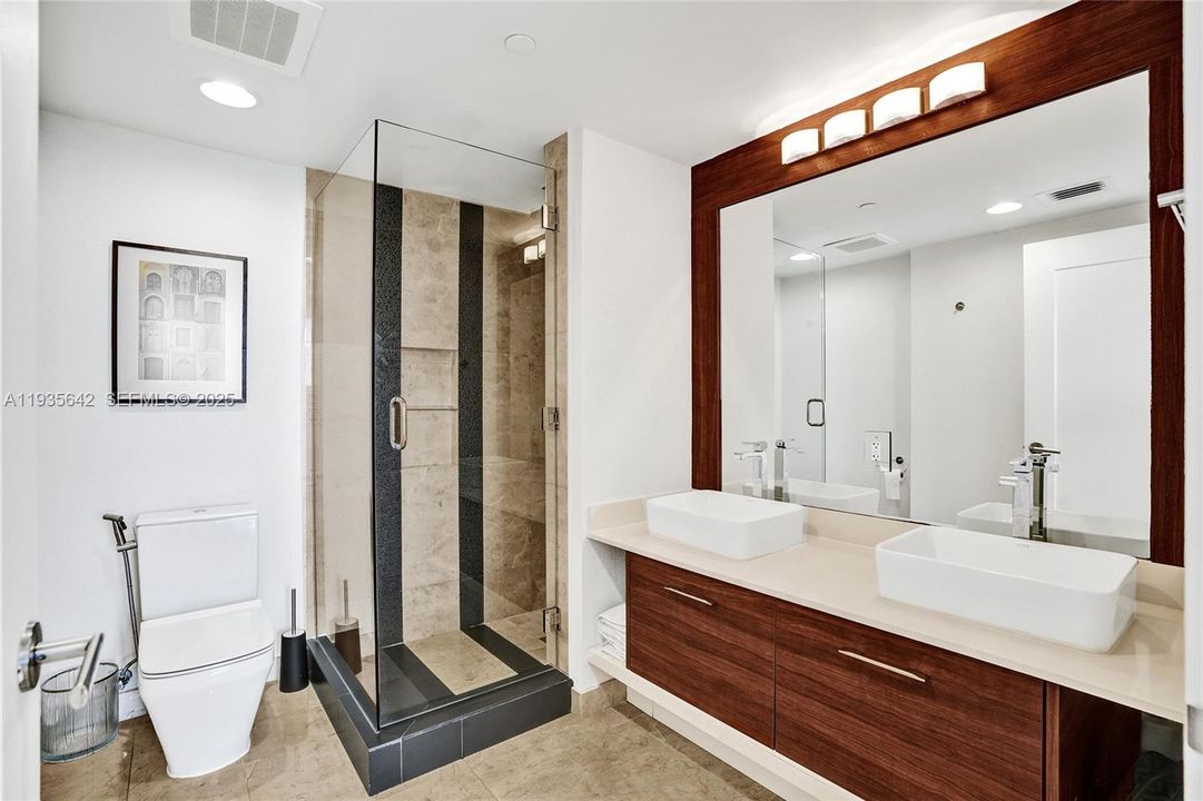 For Sale: $876,000 (2 beds, 2 baths, 1191 Square Feet)