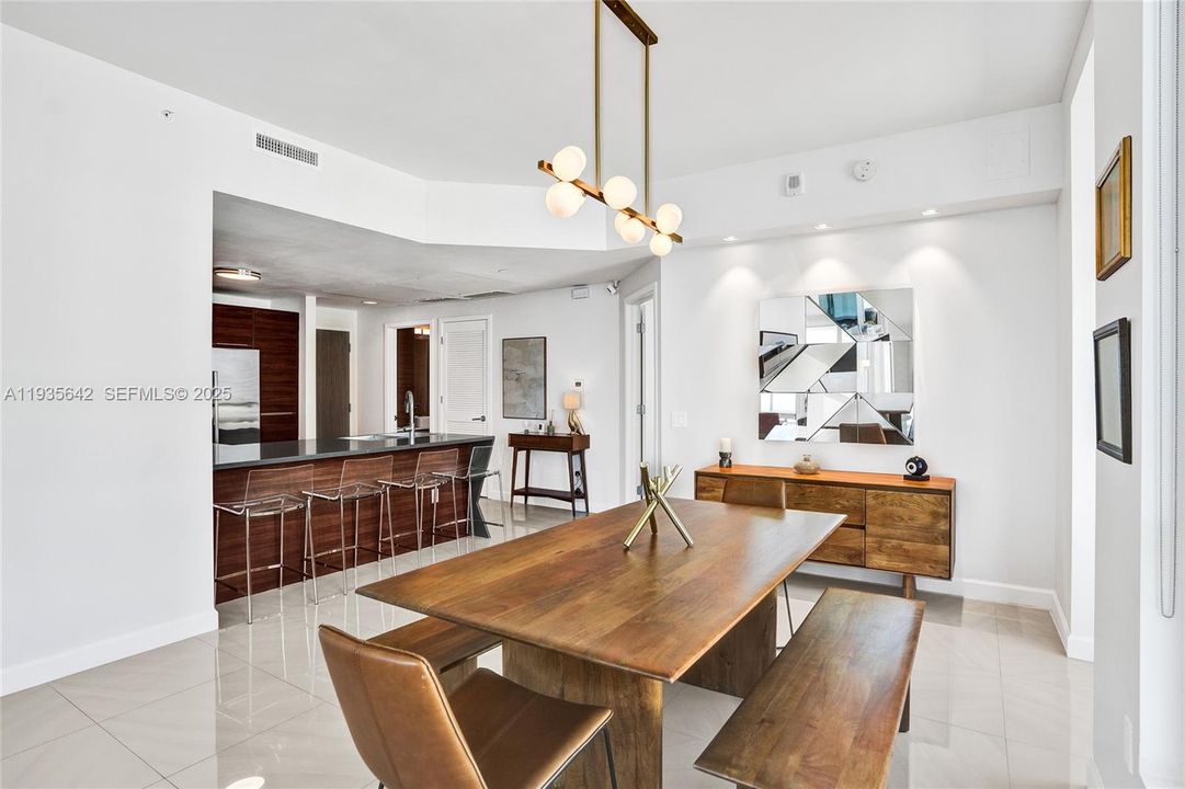 For Sale: $876,000 (2 beds, 2 baths, 1191 Square Feet)